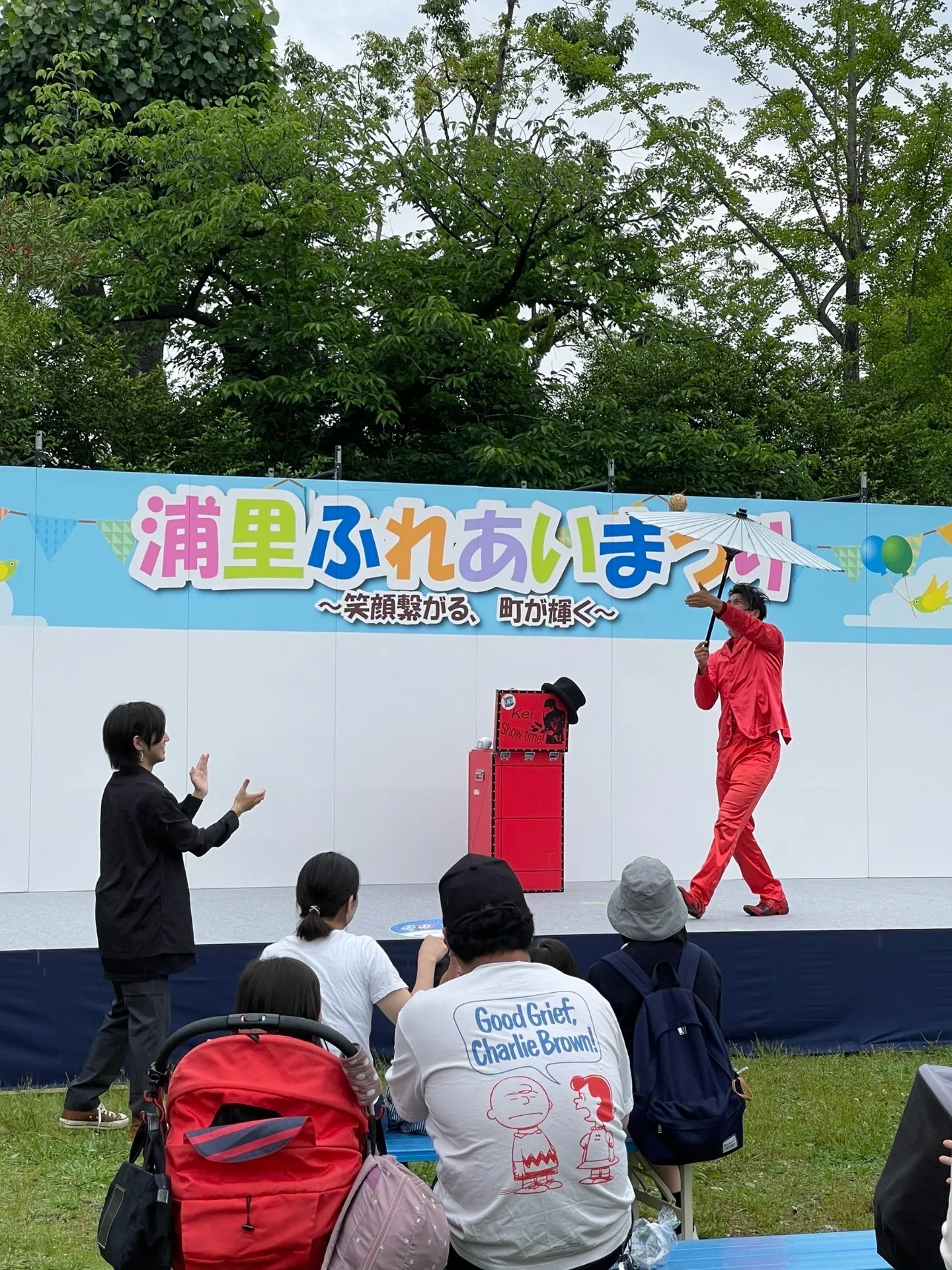 天候の変わりやすい季節の大道芸