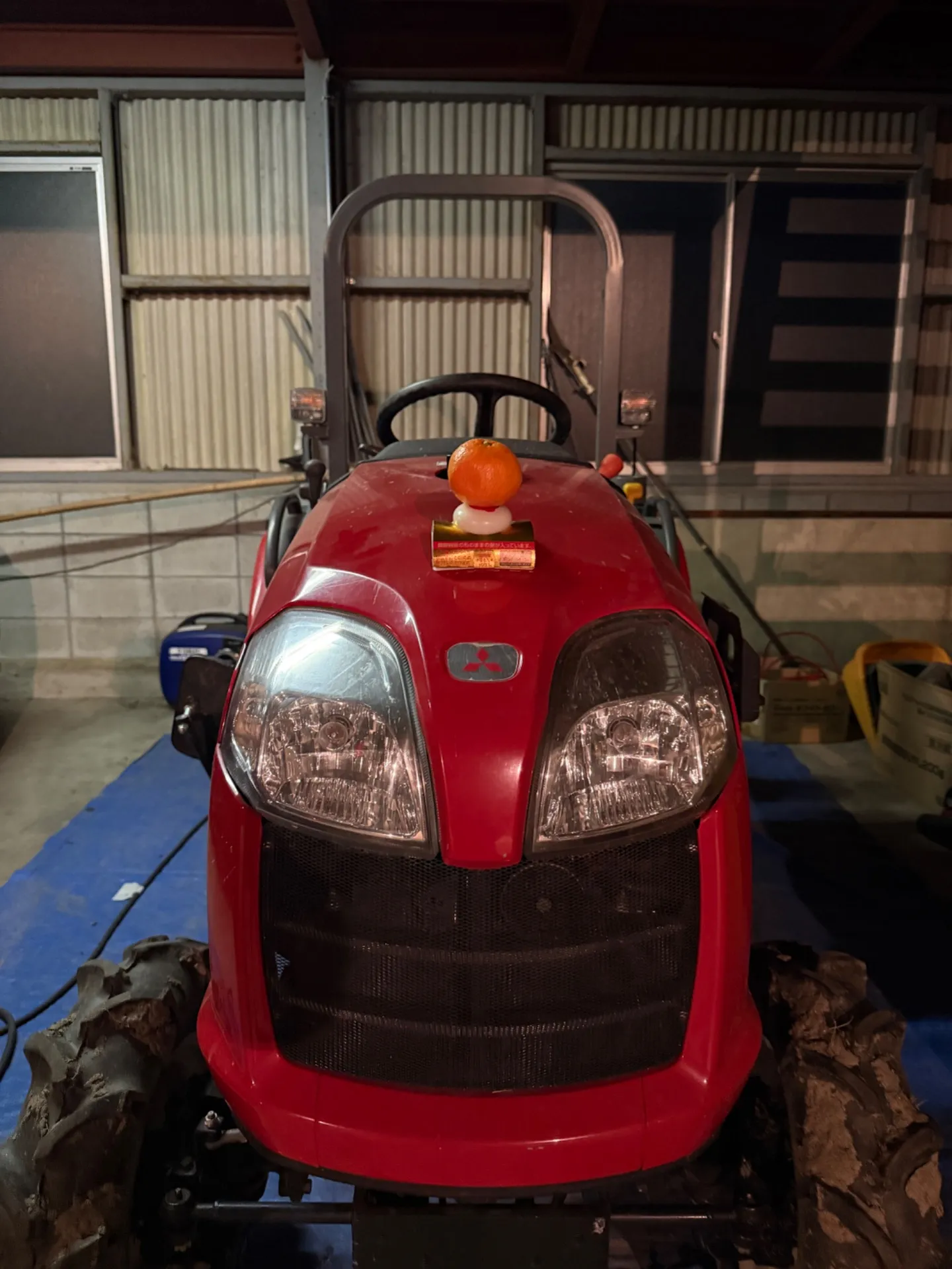 衣装も赤いがトラクターも赤い